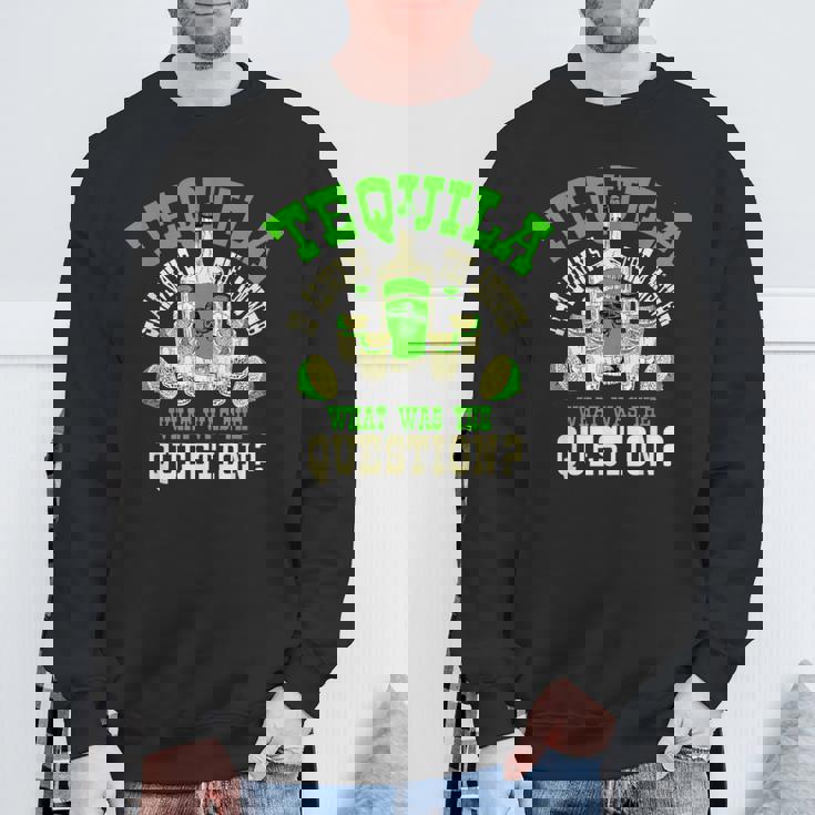 おもしろテキーラ飲んでるテキーラはいつも答えの贈り物 スウェットシャツ 高齢者への贈り物