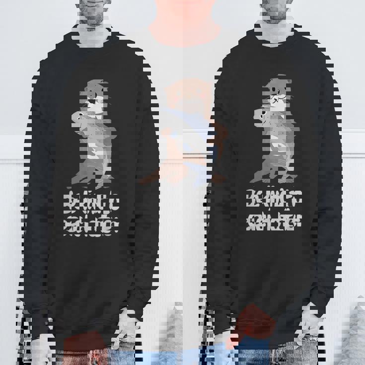 かわいいカワウソと魚と面白い言い方おかしいカワウソ スウェットシャツ 高齢者への贈り物