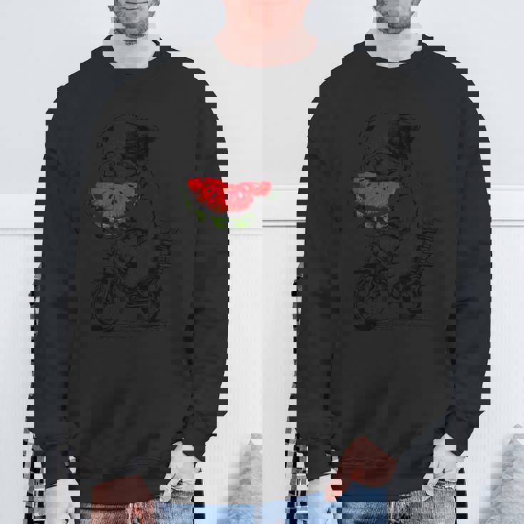 かわいいブルドッグが自転車に乗ってスイカを食べる 誕生日 スウェットシャツ 高齢者への贈り物