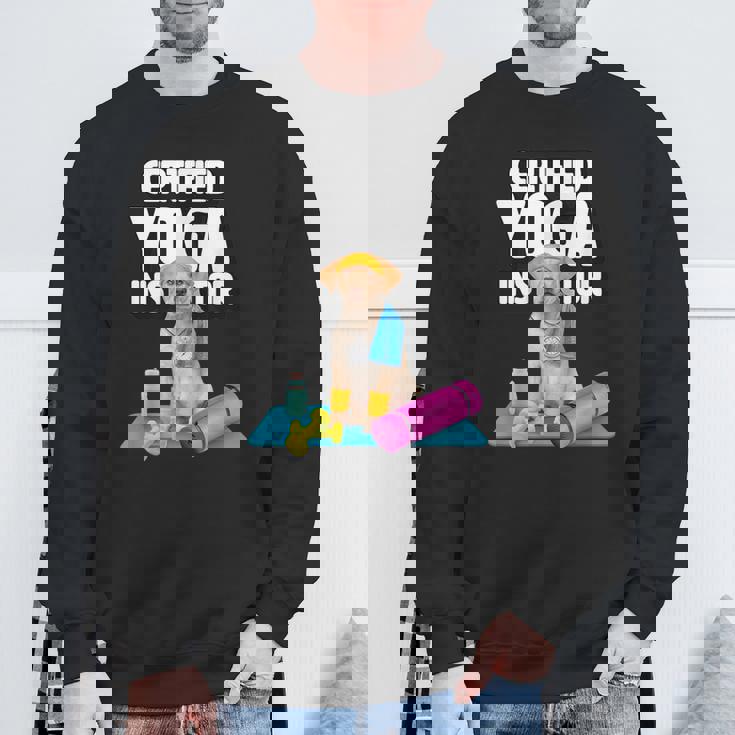 かわいい黄色いラブラドールヨガの先生が犬の子犬のためにヨガを作ります。 スウェットシャツ 高齢者への贈り物