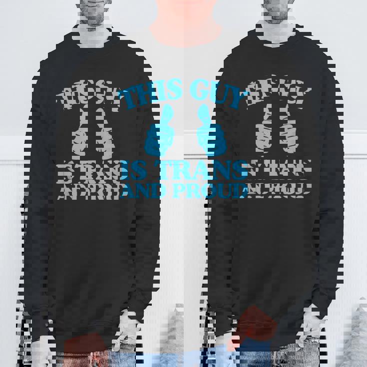 この男はトランスジェンダーで誇り高きトランスジェンダープライド二本指 スウェットシャツ 高齢者への贈り物