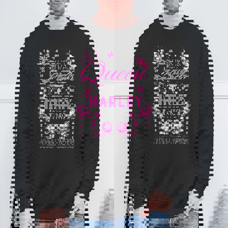 これはハーレーダビッドソンの女王の名前入り誕生日です。 スウェットシャツ 高齢者への贈り物