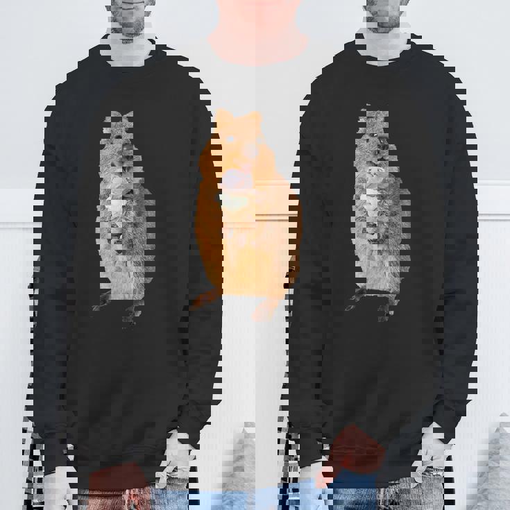 アイスクリームコーンを食べるカワイイクオッカ。 スウェットシャツ 高齢者への贈り物