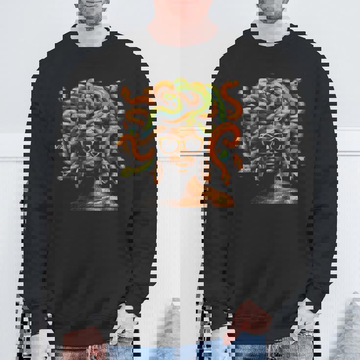 アフロ ブラック メラニン スキントーン メデューサ ヘビ ヘアスタイル スウェットシャツ 高齢者への贈り物