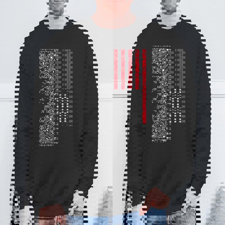 アメリカ、愛国的なアメリカ国旗、ペイズリー、バンダナプリント。 スウェットシャツ 高齢者への贈り物