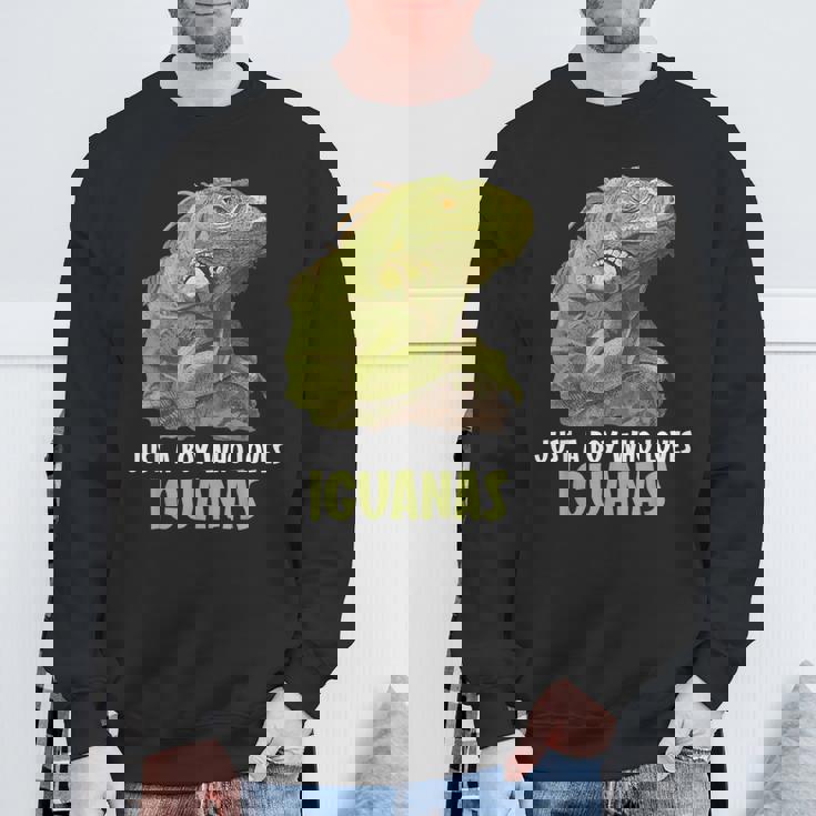 イグアナ・イグアナが大好きな男の子だけ。 スウェットシャツ 高齢者への贈り物