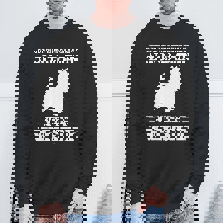 ウェスティ・ドッグを飼っている老人を決して過小評価しないでください スウェットシャツ 高齢者への贈り物