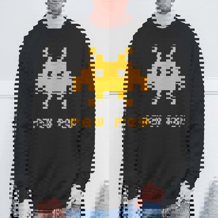 エイリアンインベーダーズピューピュースペース8ビットレトロビデオゲームギフト スウェットシャツ 高齢者への贈り物