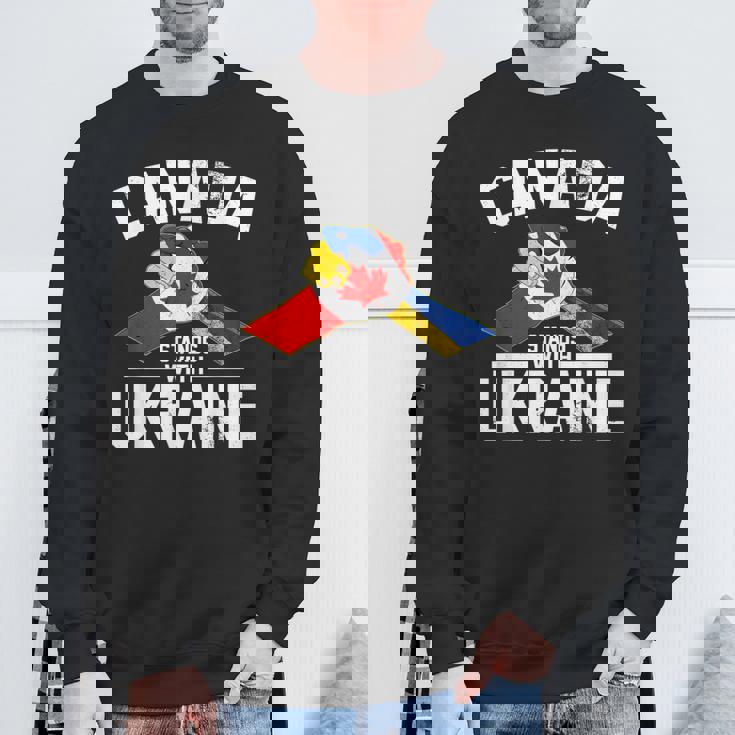 カナダはウクライナのウクライナのカナダの旗のtシャツで立ちます スウェットシャツ 高齢者への贈り物