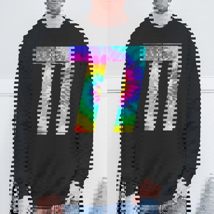 カラフルな絞り染め 77歳の誕生日または77番のチームイベント スウェットシャツ 高齢者への贈り物