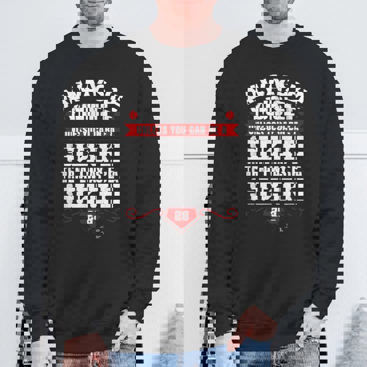 カート・スズキ Always Be Yourself Gameday スウェットシャツ 高齢者への贈り物