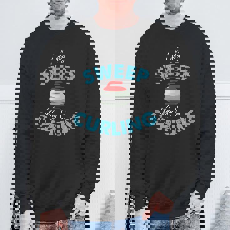 カーリングしているときだけ掃除する-おもしろいカーリング スウェットシャツ 高齢者への贈り物