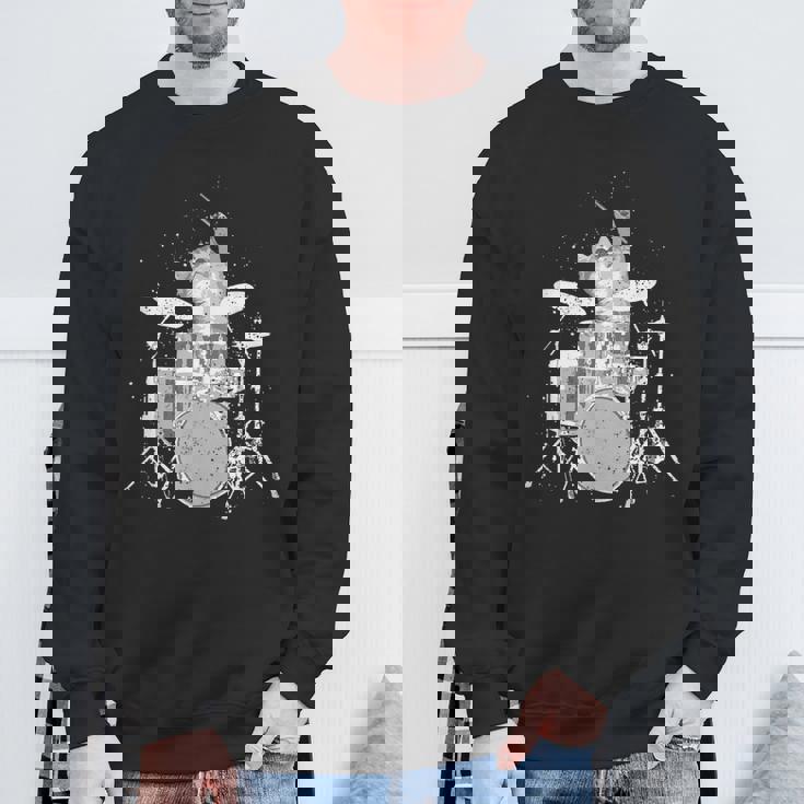 キュートで面白い猫のドラマー ドラムを弾くパンク ロックスター グラフィック スウェットシャツ 高齢者への贈り物