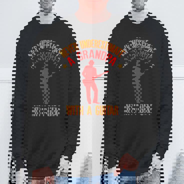 ギターを持ったおじいちゃんを決して過小評価しないでください スウェットシャツ 高齢者への贈り物