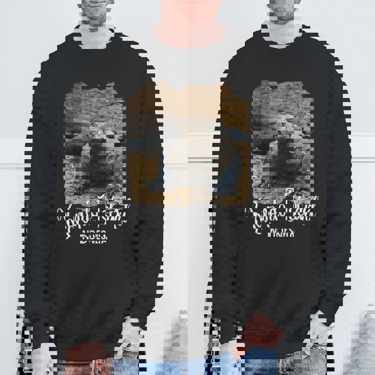 コモド島 インドネシア レトロポスターコモドドラゴン スウェットシャツ 高齢者への贈り物