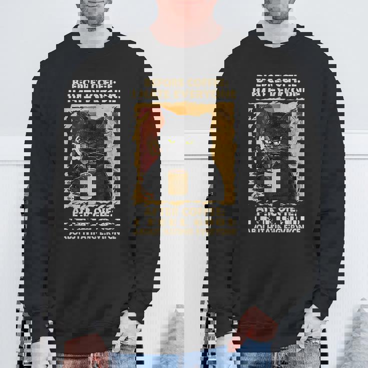 コーヒーの前にみんな嫌いな黒猫がコーヒーを飲む スウェットシャツ 高齢者への贈り物