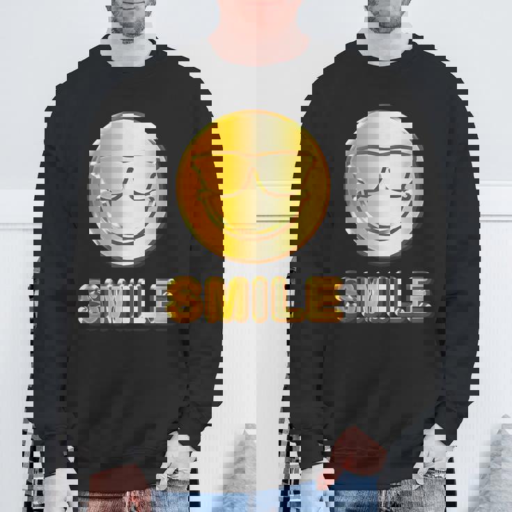 ゴールデン スマイル（フェイク ゴールド風）スマイリー フェイス ニコニコ 笑顔 サングラス 面白い 色 スウェットシャツ 高齢者への贈り物