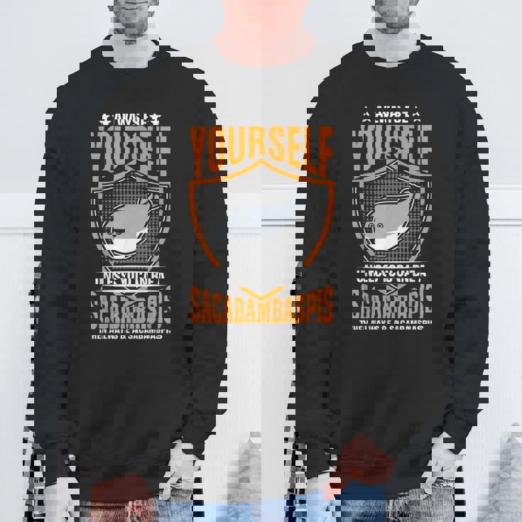 サカバンバスピスのフィッシュミームになれない限り、常に自分らしくありなさい スウェットシャツ 高齢者への贈り物