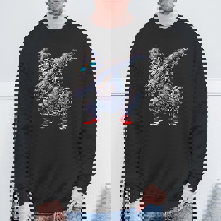 サングラスをかけたダブダンスのゴリラ猿 スウェットシャツ 高齢者への贈り物