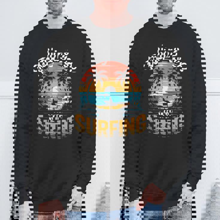 サーフィンサーフボードが大好き。メンズサーフボーダー用。 スウェットシャツ 高齢者への贈り物