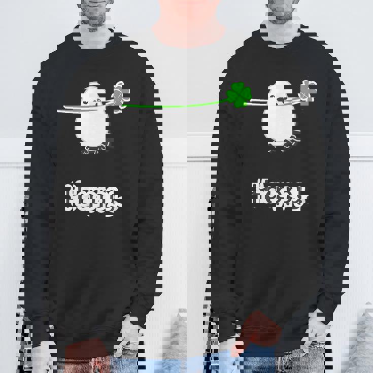 シマエナガ『四つ葉のクローバー』白い鳥【どうぶつフレンズ】動物 ゆるくて かわいい キャラクター イラスト スウェットシャツ 高齢者への贈り物