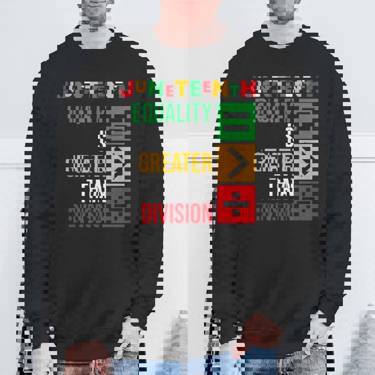 ジューンティーンスの平等は分裂よりも大きい スウェットシャツ 高齢者への贈り物