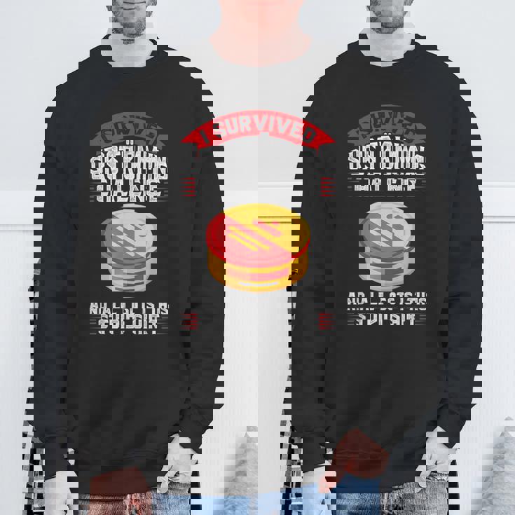 スウェーデンのシュールストレミング・チャレンジを生き延びた スウェットシャツ 高齢者への贈り物