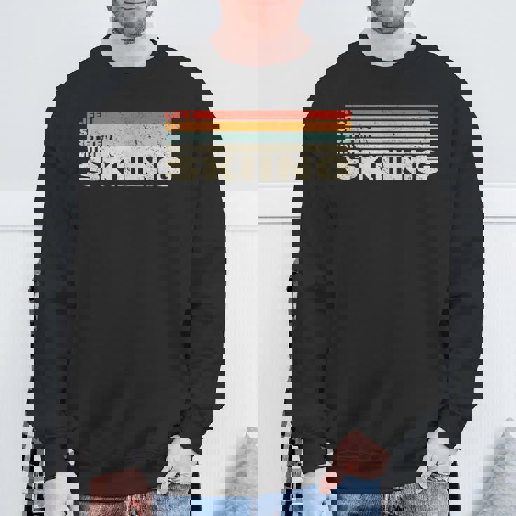 スキースノースキーヤーとレトロなスノウスキーで人生はより良い。 スウェットシャツ 高齢者への贈り物