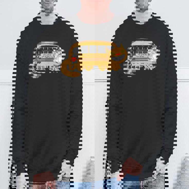 スクールキャットバスに向かうキャットバスの猫たち スウェットシャツ 高齢者への贈り物