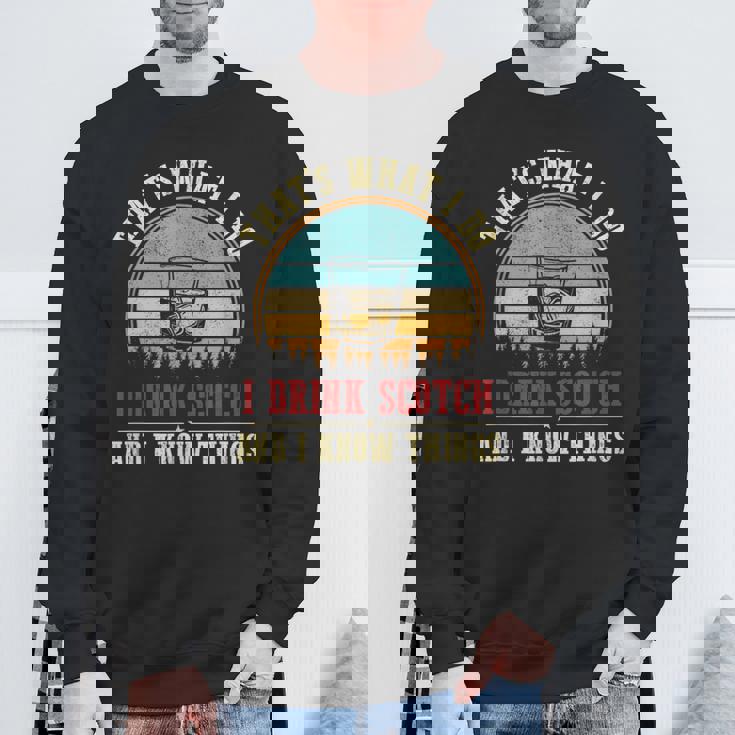 スコッチを飲みます＆アイ・ノウ・シングスファニー・スコッチ・ラヴァー・ウイスキー スウェットシャツ 高齢者への贈り物