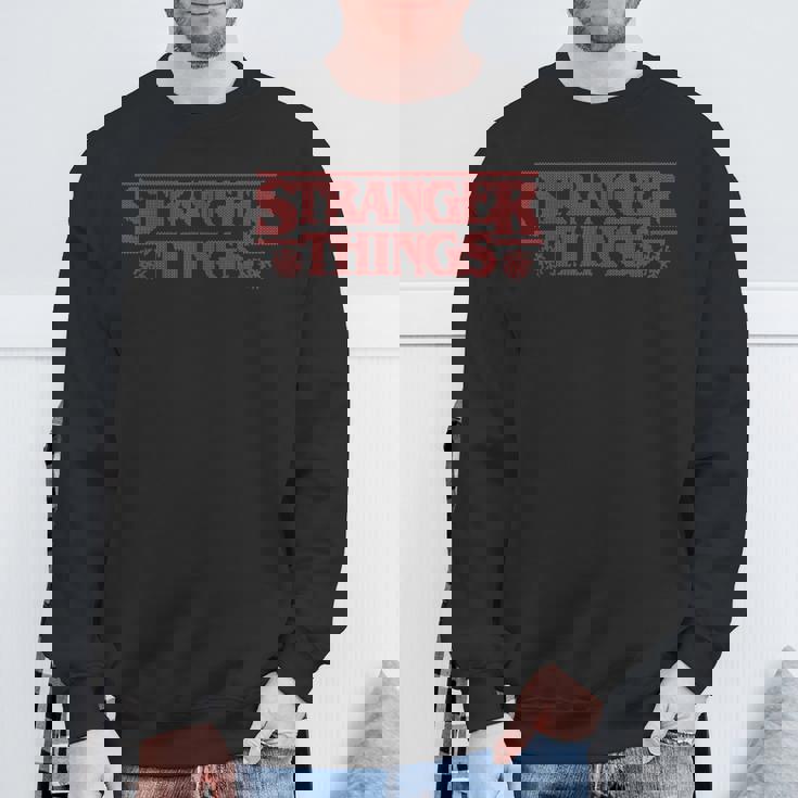 ストレンジャー・シングス クリスマスロゴ アグリークリスマス スノーフレーク柄 スウェットシャツ 高齢者への贈り物