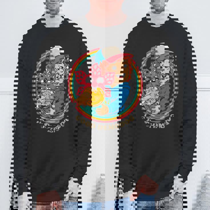 ストレンジャー・シングス ダスティン デモドグ ミーム 好奇心 コンパニオン 84 スウェットシャツ 高齢者への贈り物