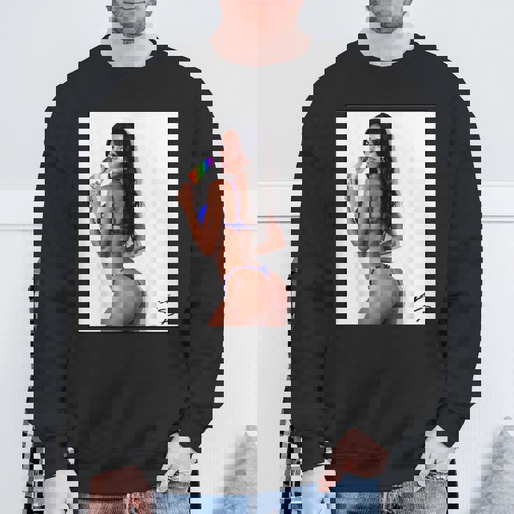 セクシーガールグラフィックtシャツ アイスポップのセクシーなラティーナブーティーガール。 スウェットシャツ 高齢者への贈り物