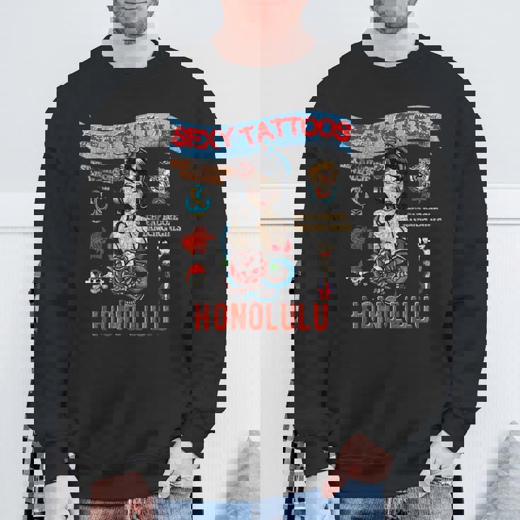 セーラー向けのタトゥーとセクシーガール。 スウェットシャツ 高齢者への贈り物