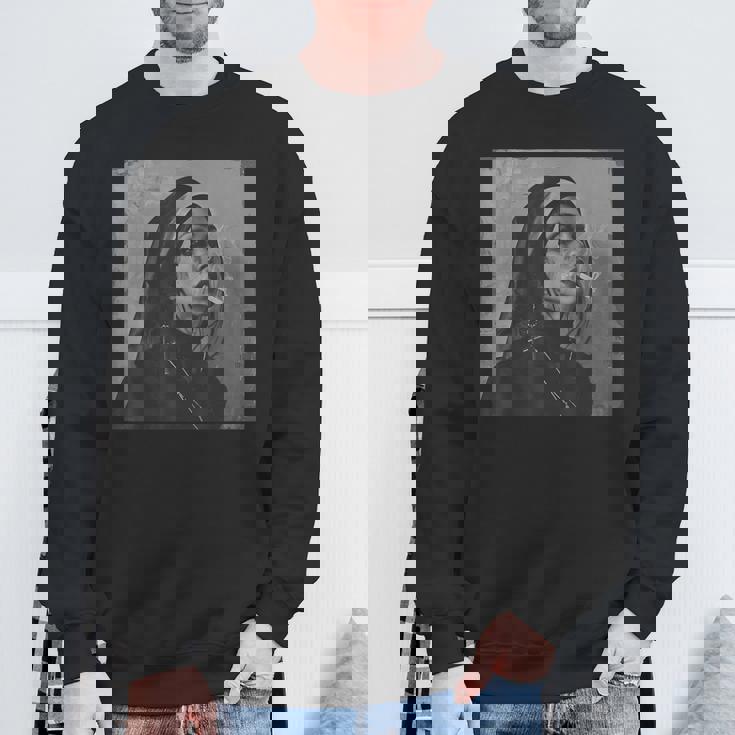 タバコを吸うクールな尼僧、反抗的な尼僧 スウェットシャツ 高齢者への贈り物