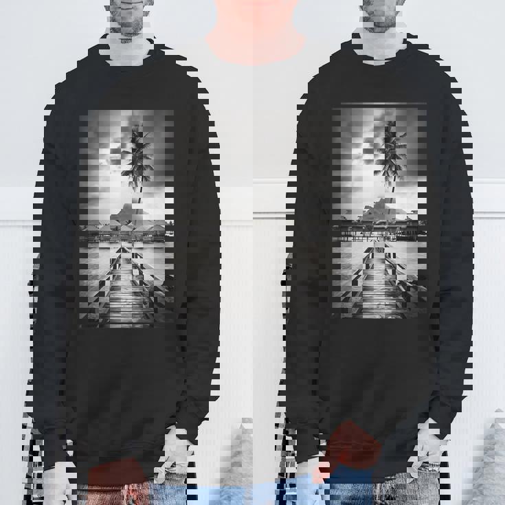 タヒチ州の熱帯小屋のモノクロ写真 スウェットシャツ 高齢者への贈り物