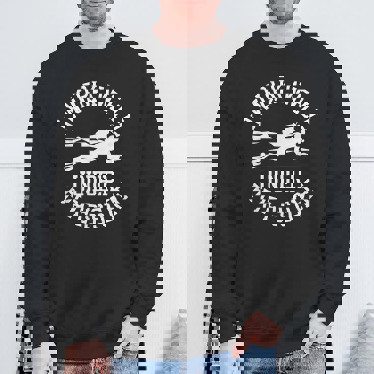 ダイビング I Work Well Under Pressure ダイビング・スポーツ ダイバーの言葉 スウェットシャツ 高齢者への贈り物