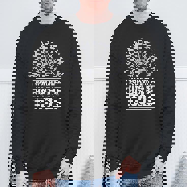 ツール 面白い メカニック 工具を使って仕事 お父さん 夫 ギフト アイデア スウェットシャツ 高齢者への贈り物