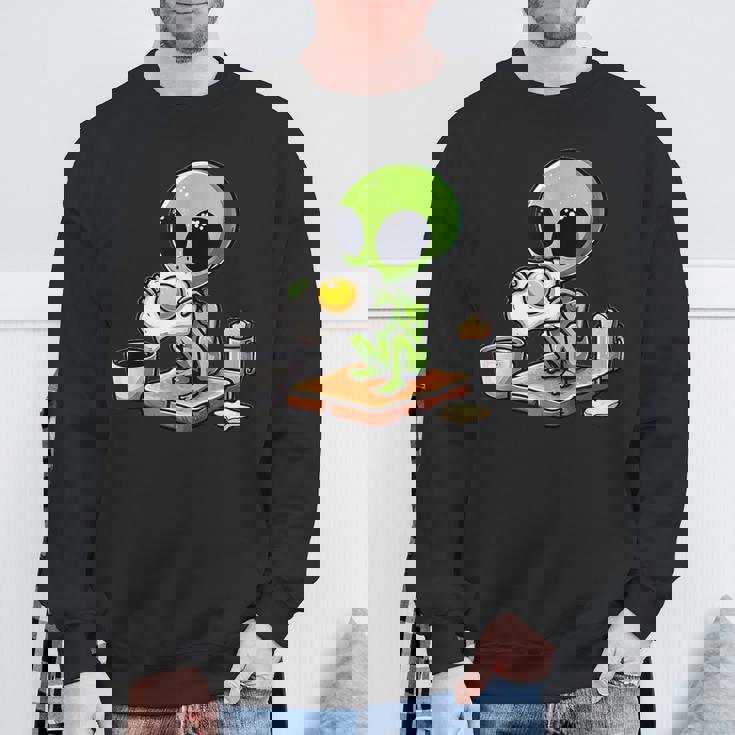 トーストに目玉焼きを食べるエイリアン スウェットシャツ 高齢者への贈り物