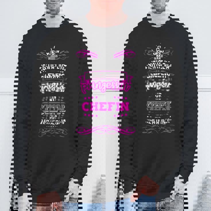 ドイツ語のテキスト「Gleichzeitig Prinzessin Chefin」と書かれた最高のシェフィンの言葉 スウェットシャツ 高齢者への贈り物