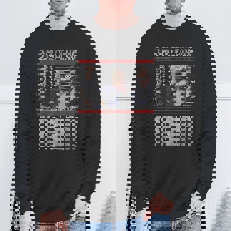 ドナルド・トランプ拳ポンプ We Fight American Flag Trump 2024 スウェットシャツ 高齢者への贈り物