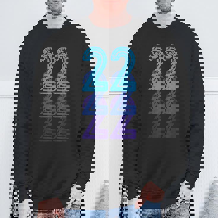 ナンバー22 ブルー ベスト クラシック カレッジスタイル 誕生日 面白い スウェットシャツ 高齢者への贈り物