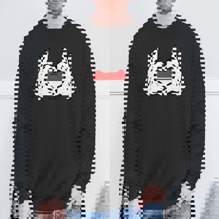 ハートを形作る漫画の手 インドネシア国旗 スウェットシャツ 高齢者への贈り物