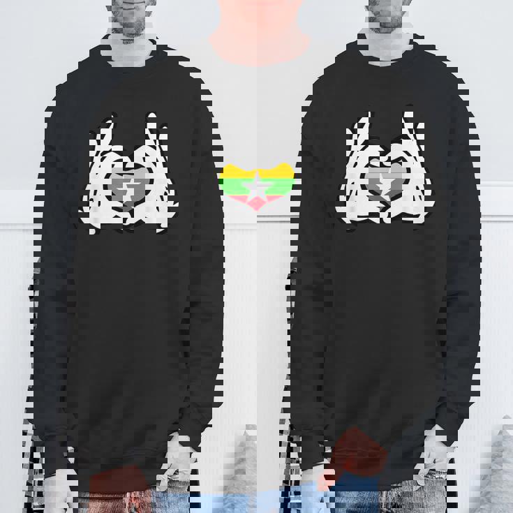 ハートを形作る漫画の手 ミャンマー国旗 スウェットシャツ 高齢者への贈り物