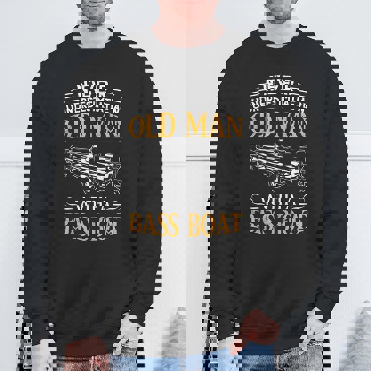 バスボート釣りの老人を決して過小評価しないでください スウェットシャツ 高齢者への贈り物