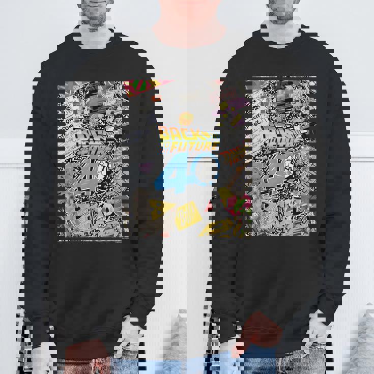 バック・トゥ・ザ・フューチャー 40周年記念ステッカー コラージュ スウェットシャツ 高齢者への贈り物