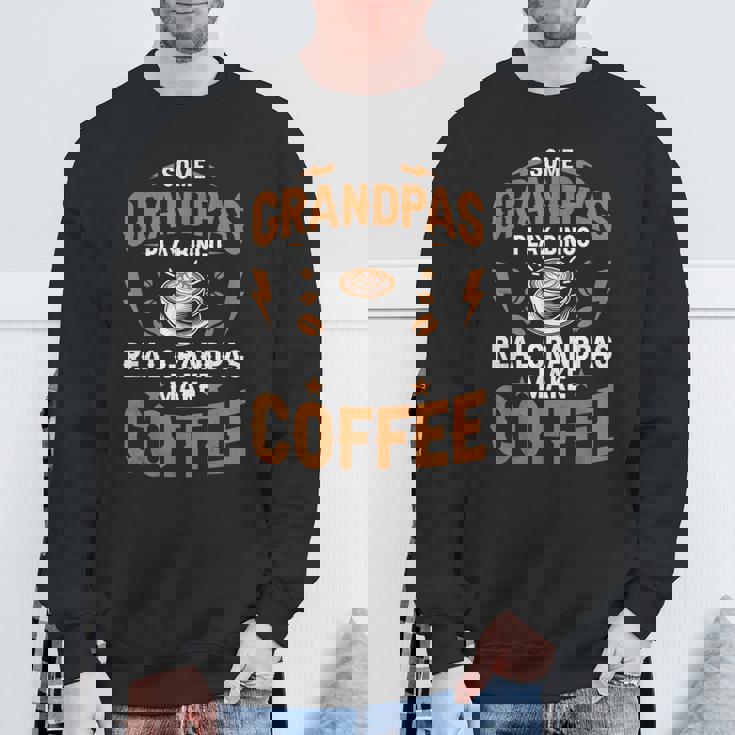 ビンゴをするおじいちゃんもいる本当のおじいちゃんがコーヒーを淹れる スウェットシャツ 高齢者への贈り物