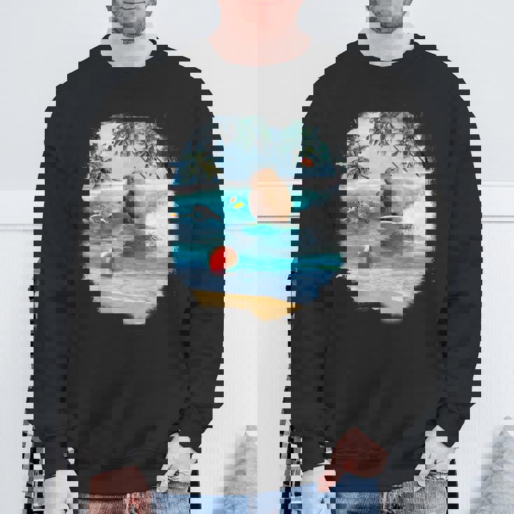 ビーチでのカピバラサーフィンおかしい スウェットシャツ 高齢者への贈り物