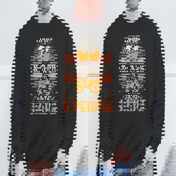 ビールとトラクターが好きで、たぶん3人で農作業をしています。 スウェットシャツ 高齢者への贈り物