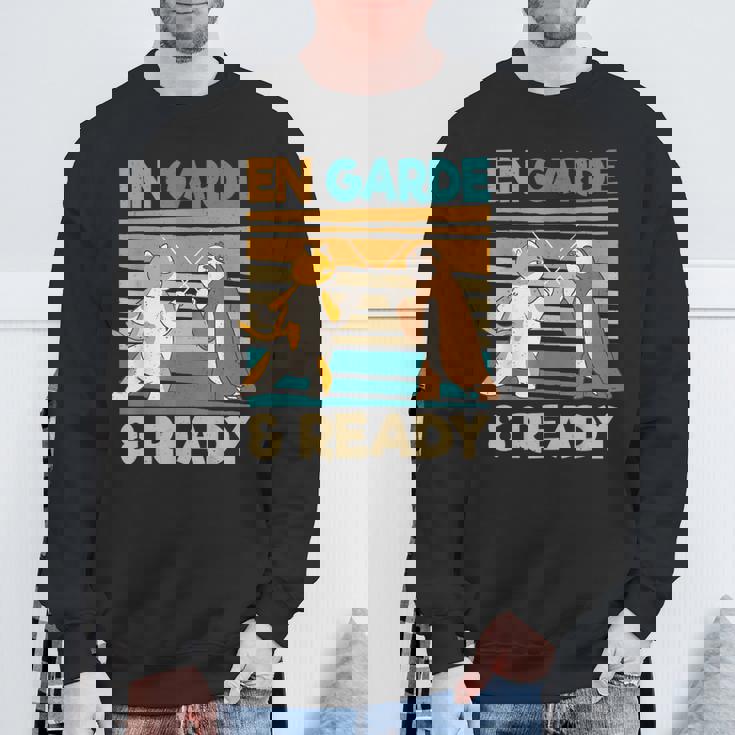 フェンシング猫ナマケモノファニーフェンサー スウェットシャツ 高齢者への贈り物